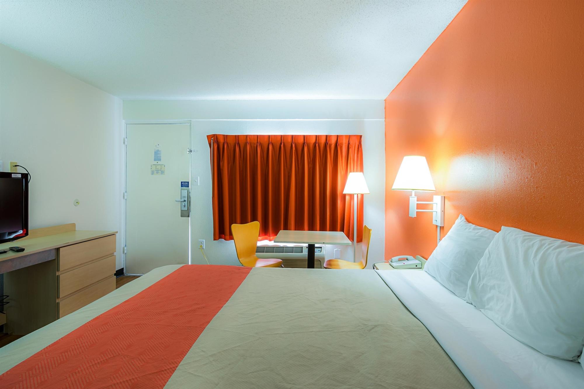 Clarion Pointe Hotel Decatur Exterior photo