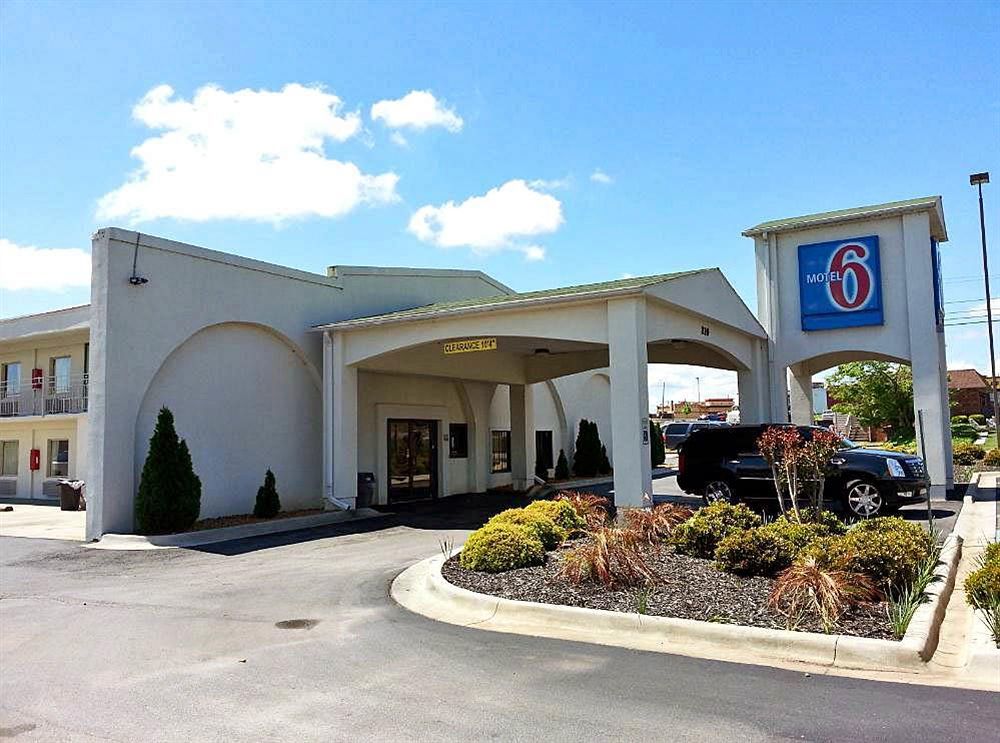 Clarion Pointe Hotel Decatur Exterior photo